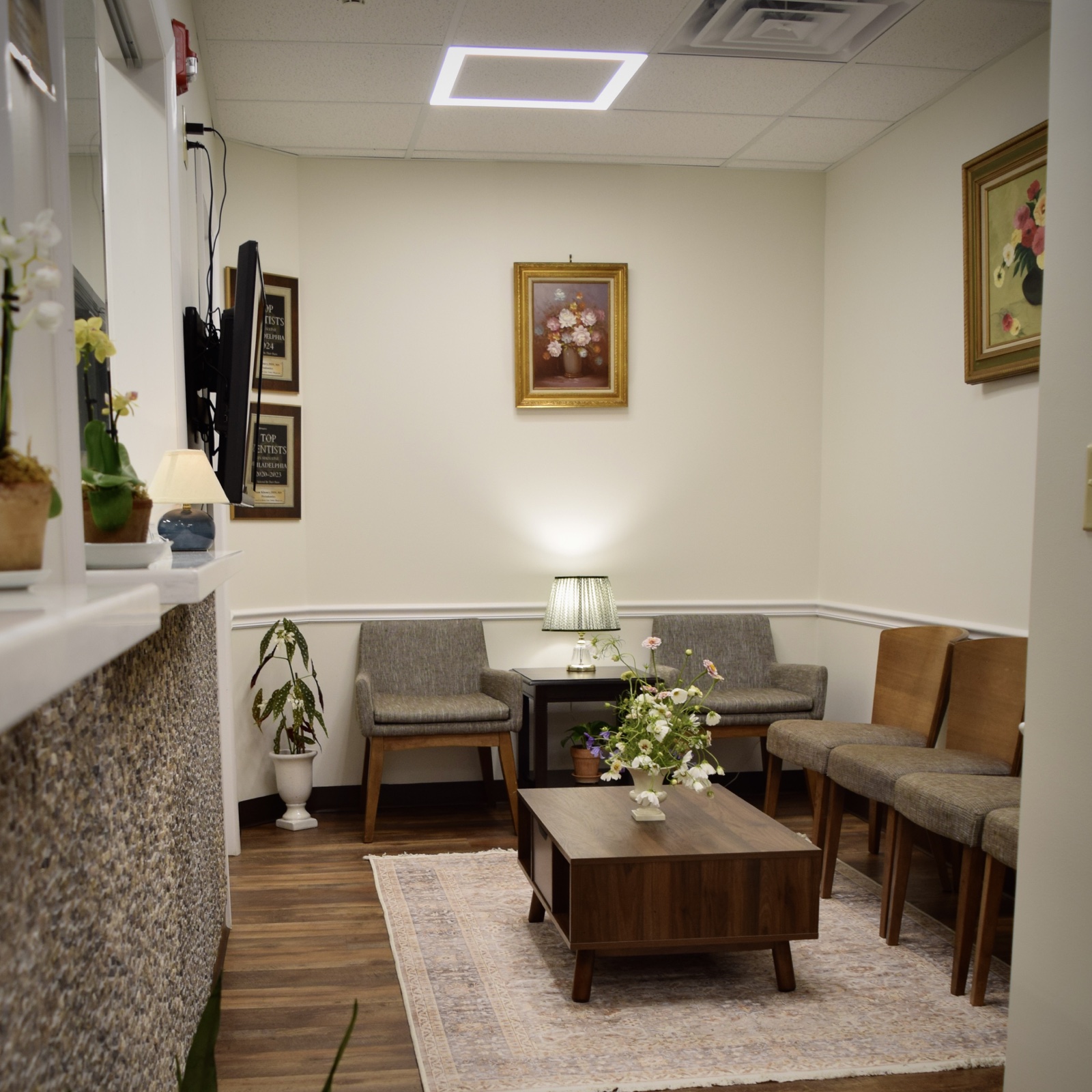 Reception and waiting area at Newtown Implants and Periodontics